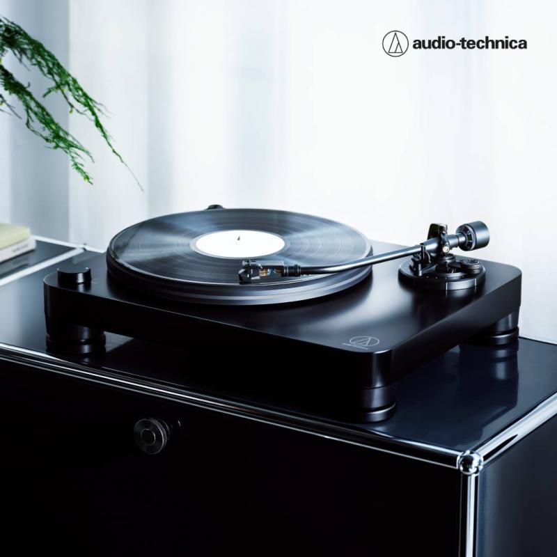 Elegantni dizajn i analogni zvuk: Audio-Technica predstavlja AT-LP7X gramofon